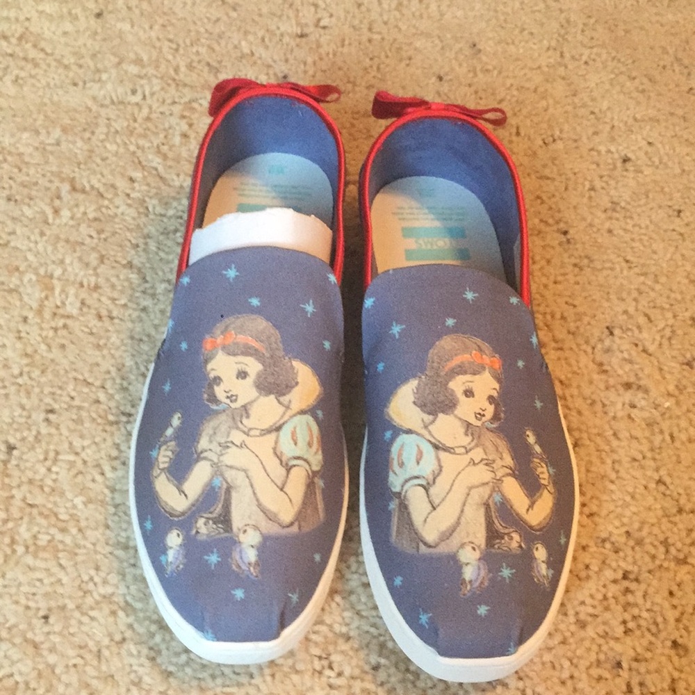 Disney Snow White Toms size 9